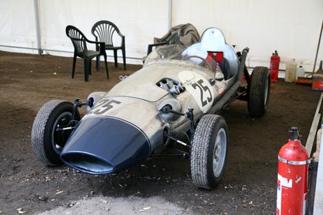 Danske Mogens Christensen med sin Alfa Dana Formel Junior fra 1959 - Alfa Dana var jo bilen der kunne ses i de hedengangne løb på Roskilde Ring.
(Foto: Motorsporten.dk)